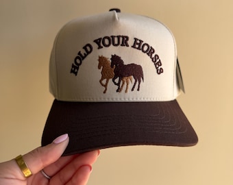 Gorra de camionero bordada "Hold Your Horses"