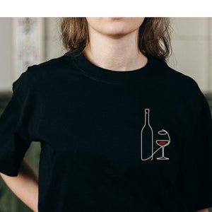 Wein T-Shirt Weinflasche und Glas Shirt im minimalistischen Design ideales Geschenk für Weinliebhaber