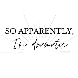 Puede incluir: Gráfico de texto en blanco y negro con un diseño de sol radiante. El texto dice "So apparently, I'm dramatic."