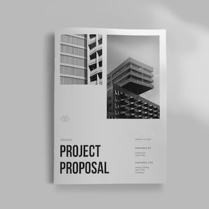 Könnte beinhalten: Eine weiße Projektvorschlagsbroschüre mit schwarz-weißen Architekturaufnahmen. Der Umschlag zeigt den Titel "PROJECT PROPOSAL" in fetter, schwarzer Schrift, mit "DESIGN" darüber. Das Datum, 10. März 2020, ist ebenfalls sichtbar.