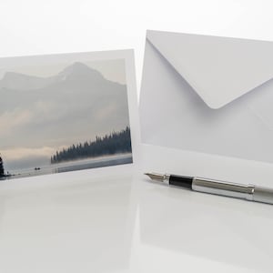 Grußkarte Landschaftsfoto Jasper Nationalpark, Bergidylle mit Angelboot Fotografische Grußkarte im Nebel, Klappkarte Naturromantik, Outdoor