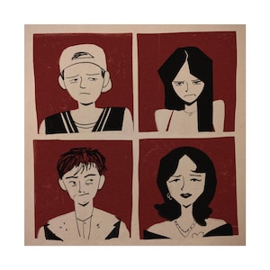 Puede incluir: Una ilustración de cuatro paneles con dibujos de líneas en tinta negra de cuatro personas diferentes sobre un fondo rojo oscuro. Cada panel muestra un retrato de cabeza y hombros con expresiones faciales y estilos de ropa distintos.