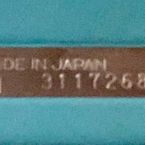 Machine à écrire portative manuelle vintage Royal Companion, bleu ciel, fabriquée au Japon. image 9