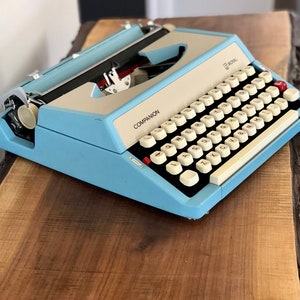 Machine à écrire portative manuelle vintage Royal Companion, bleu ciel, fabriquée au Japon. image 1