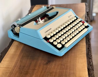 Machine à écrire portative manuelle vintage Royal Companion, bleu ciel, fabriquée au Japon.