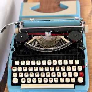 Machine à écrire portative manuelle vintage Royal Companion, bleu ciel, fabriquée au Japon. image 6