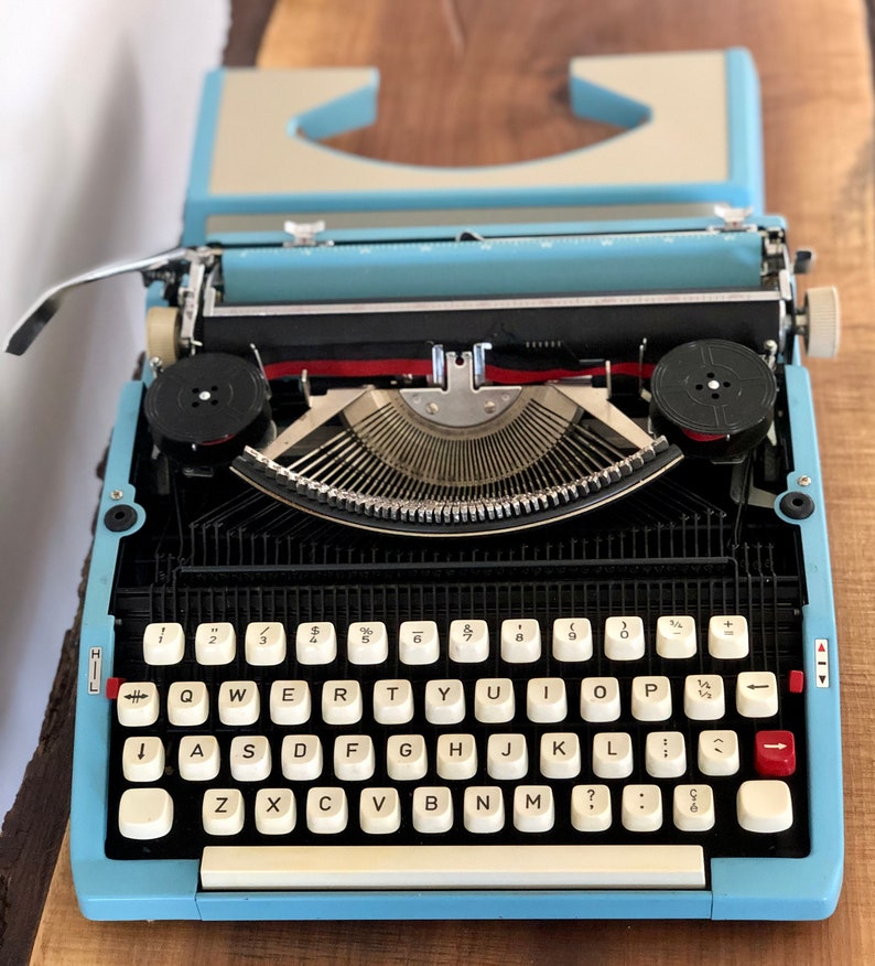 Machine à écrire portative manuelle vintage Royal Companion, bleu ciel, fabriquée au Japon. image 6