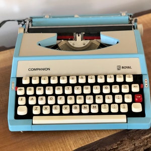 Machine à écrire portative manuelle vintage Royal Companion, bleu ciel, fabriquée au Japon. image 3