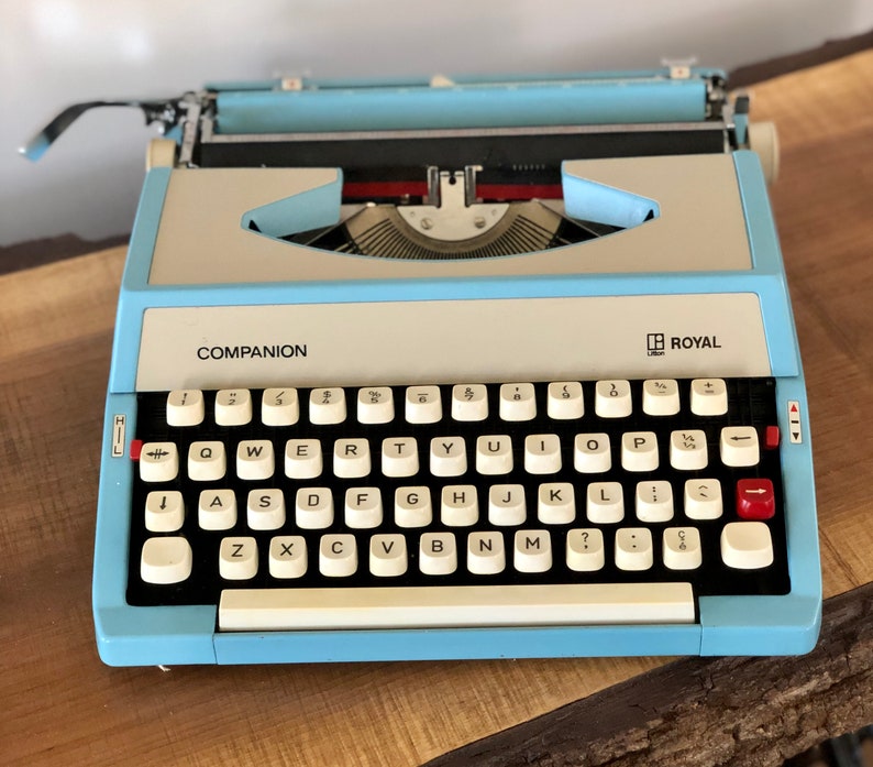 Machine à écrire portative manuelle vintage Royal Companion, bleu ciel, fabriquée au Japon. image 3