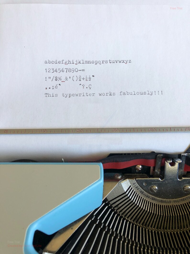 Machine à écrire portative manuelle vintage Royal Companion, bleu ciel, fabriquée au Japon. image 2