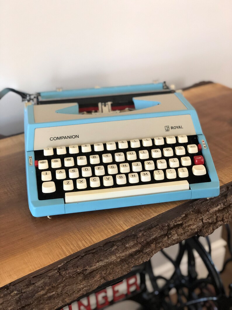 Machine à écrire portative manuelle vintage Royal Companion, bleu ciel, fabriquée au Japon. image 5