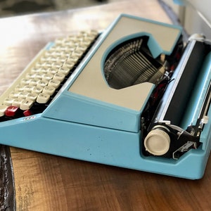 Machine à écrire portative manuelle vintage Royal Companion, bleu ciel, fabriquée au Japon. image 7