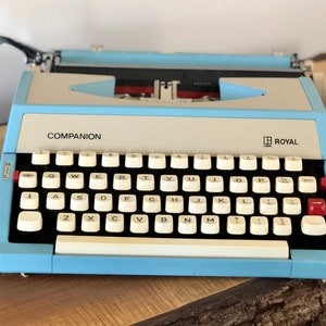 Machine à écrire portative manuelle vintage Royal Companion, bleu ciel, fabriquée au Japon. image 4