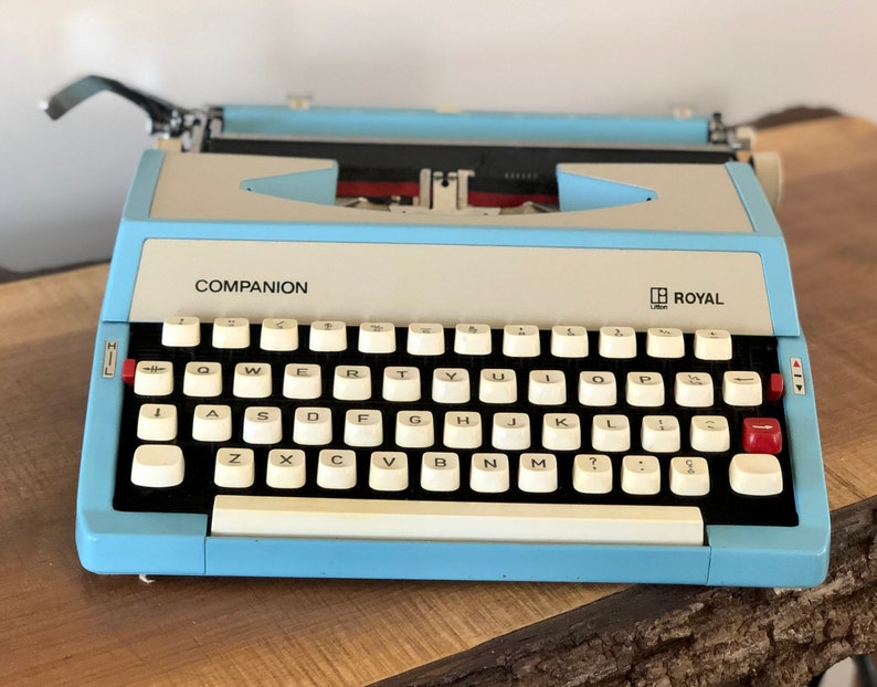 Machine à écrire portative manuelle vintage Royal Companion, bleu ciel, fabriquée au Japon. image 4