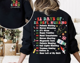 Puede incluir: Sudadera negra con un diseño navideño que incluye el texto "12 Days of ER Dept. Nursing" y una lista de 12 elementos relacionados con la sala de emergencias, como "Patients Waiting", "Nurses Stressing" y "IV's Given".
