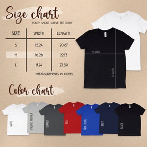 Pu&ograve; includere: Tabella delle taglie per una maglietta a maniche corte per bambini, nelle taglie S, M e L, con misure in pollici. La tabella dei colori mostra la maglietta in bianco, grigio melange, asfalto, rosso, blu reale, blu navy e nero.