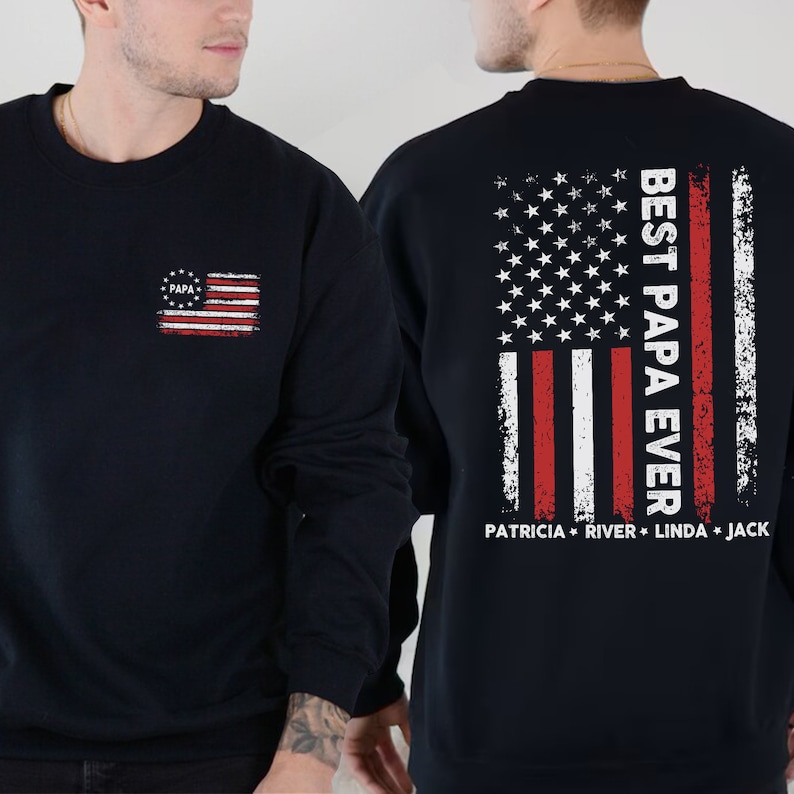 Puede incluir: Sudadera negra con un dise&ntilde;o de bandera estadounidense desgastada en la espalda. El texto "Best Papa Ever" est&aacute; impreso verticalmente en la bandera. Los nombres "Patricia, River, Linda, Jack" est&aacute;n impresos debajo de la bandera. Una bandera estadounidense m&aacute;s peque&ntilde;a con la palabra "Papa" est&aacute; impresa en la parte delantera de la sudadera.