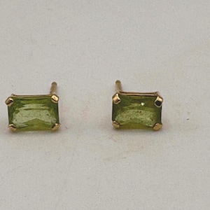Clous d'oreilles rectangles péridot en or jaune 14 kt