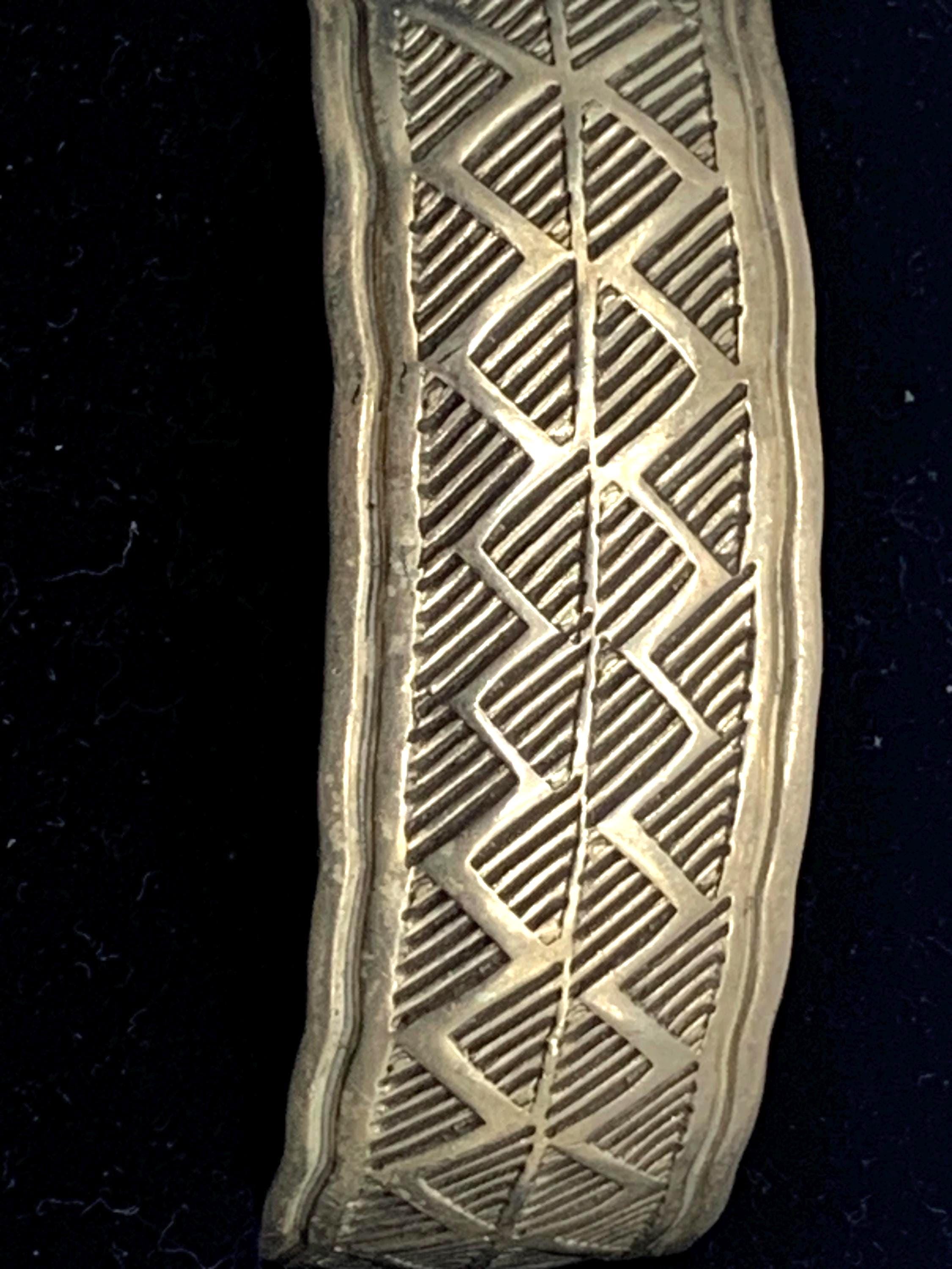 ナバホ族　Douglas Etsitt作　Sterling Silver Douglas Etsitty Hand-stamped Cuff Bracelet, Navajo. Handmade