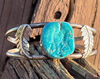 The Indian Navajo “sparrow” Bangle Bracelet With Natural Howlite