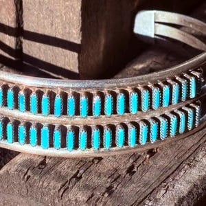 Puede incluir: Pulsera de plata con dos filas de piedras de color turquesa. La pulsera tiene un diseño sencillo y elegante con un cierre rectangular. Las piedras turquesas están dispuestas en fila.