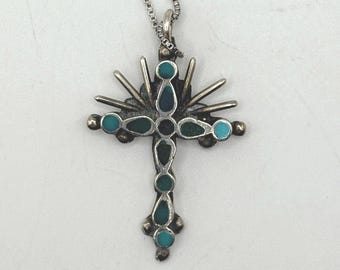 Michael et Rosita Calladita, signé par l'artiste, pendentif croix amérindien/zuni brodé à l'aiguille