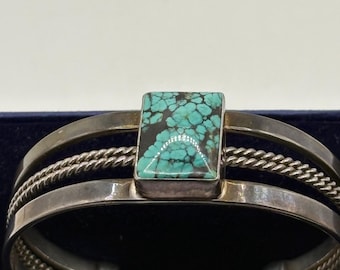 フランクリンとヴェルナ・タヘ作、ネバダ産ターコイズを3本のワイヤーで留めたスターリングシルバーのカフブレスレット。サイン入り。