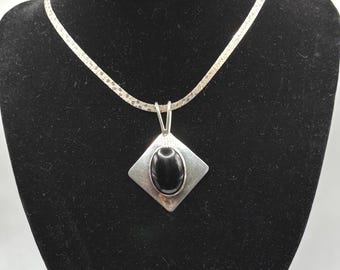 Colgante ovalado de plata esterlina y ónix negro hecho a mano por Nakai Navajo de casi 2,5 pulgadas: joyería llamativa, diseño artesanal, firmado por el artista.