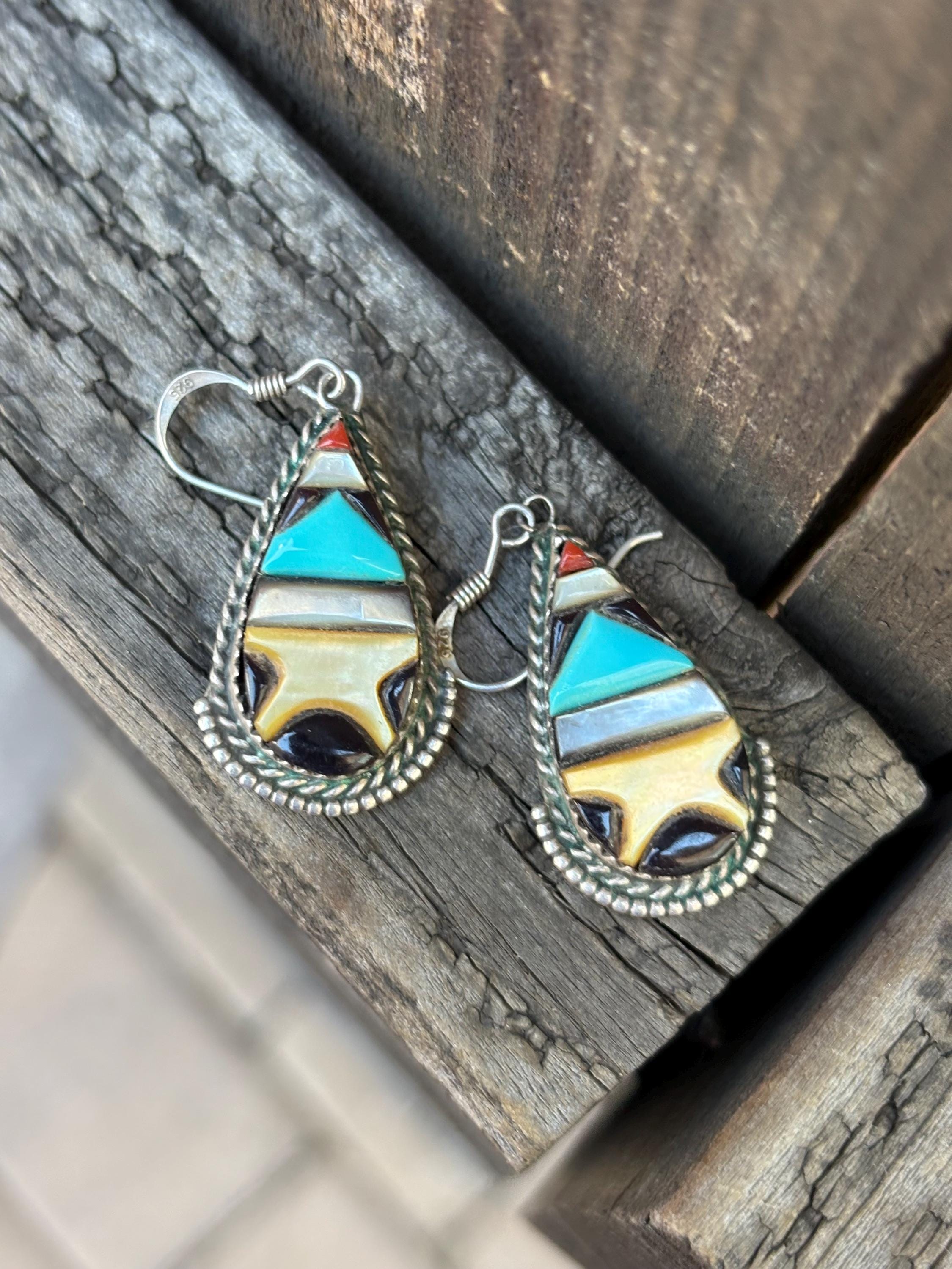 イマン　ポワージュブルー　ストッカーL　imane Leonard Martza Zuni Inlay Earrings, Coral Turquoise Jet Moonstone