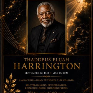 Può includere: Un biglietto commemorativo con un ritratto di un uomo in abito nero, con il testo "In Loving Memory Of Thaddeus Elijah Harrington." Il biglietto ha un bordo dorato e include date, una citazione e altri testi.