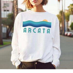 Retro Arcata Sonnenuntergang Langarm-T-Shirt | Vintage Strand Vibe T-Shirt | Gestreiftes Nord-Kalifornien-Shirt | California Urlaubswelle Top