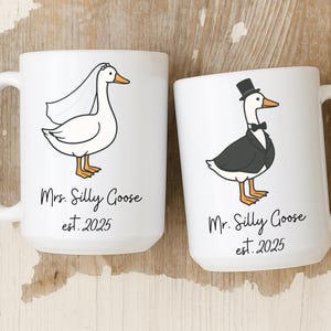 Mr & Mrs Silly Goose マグカップセット、面白い結婚祝い、カップルギフト、新婚ギフト、結婚デートマグ、新郎新婦コーヒーカップ、婚約マグ