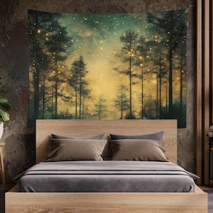 Puede incluir: Un tapiz que presenta una escena de bosque con árboles altos silueteados contra un cielo nocturno estrellado. El cielo es un degradado de azul, verde y amarillo, con luces parpadeantes dispersas. Los árboles son de color verde oscuro y parecen brillar con una luz suave.