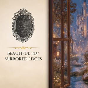 K&ouml;nnte beinhalten: Ein ovaler Spiegel mit aufwendigen schwarzen Details und verspiegelten Kanten. Der Text "BEAUTIFUL 1.25" MIRRORED EDGES" befindet sich unter dem Spiegel. Rechts ist ein Fenster mit Blick auf ein Schloss.