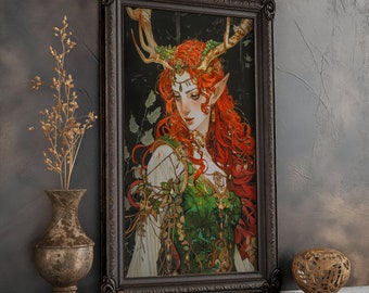 Puede incluir: Una ilustración enmarcada de una mujer con el pelo largo y rojo que lleva un vestido verde y dorado con un diseño floral. Lleva una corona de hojas y cuernos en la cabeza. El fondo es un bosque oscuro.