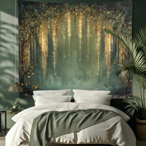 Könnte beinhalten: Ein großes Wandbehang mit einer Waldszene in Teal- und Goldtönen. Das Kunstwerk zeigt einen mystischen Wald mit herabfallenden, leuchtenden Lichtern, die eine verträumte Atmosphäre schaffen. Der Wandteppich hängt über einem Bett mit weißer Bettwäsche und einer grünen Decke.