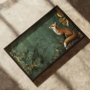 K&ouml;nnte beinhalten: Ein gerahmter Druck eines Fuchses, der auf einem Felsen in einer &uuml;ppigen gr&uuml;nen Dschungelumgebung sitzt. Der Fuchs schaut auf einen Schmetterling, w&auml;hrend sein Schwanz um den Felsen gewickelt ist. Der Hintergrund ist tiefgr&uuml;n mit goldenen Akzenten.