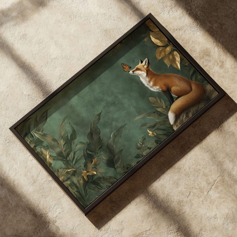 K&ouml;nnte beinhalten: Ein gerahmter Druck eines Fuchses, der auf einem Felsen in einer &uuml;ppigen gr&uuml;nen Dschungelumgebung sitzt. Der Fuchs schaut auf einen Schmetterling, w&auml;hrend sein Schwanz um den Felsen gewickelt ist. Der Hintergrund ist tiefgr&uuml;n mit goldenen Akzenten.