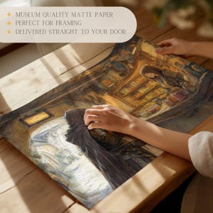 Pu&ograve; includere: Una stampa su carta opaca di una scena d'interni con una persona con un mantello scuro. La stampa presenta toni caldi e opere d'arte dettagliate. Il testo in alto recita: "MUSEUM QUALITY MATTE PAPER", "PERFECT FOR FRAMING" e "DELIVERED STRAIGHT TO YOUR DOOR".