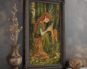 Puede incluir: Una ilustración enmarcada de una mujer con el pelo largo y rojo que fluye y un vestido verde, sosteniendo un cervatillo con cuernos. La mujer y el cervatillo están rodeados de exuberante follaje verde y árboles. El marco es de madera marrón oscuro con un borde dorado.