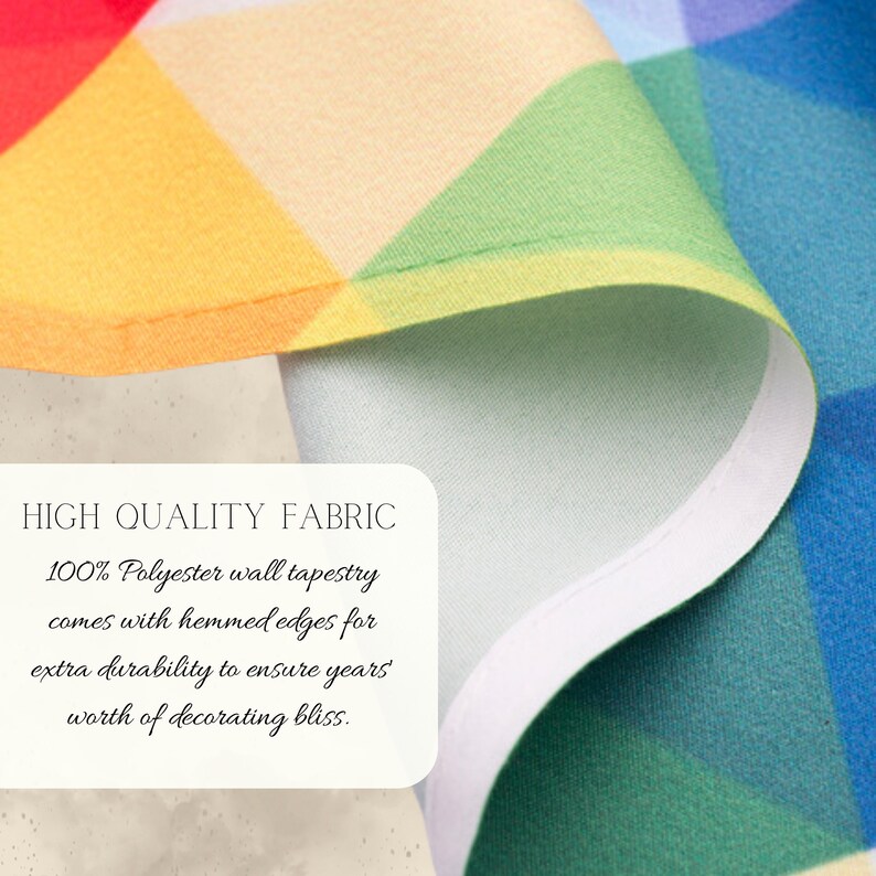 K&ouml;nnte beinhalten: Nahaufnahme einer regenbogenfarbenen Wandbehang mit einem wei&szlig;en Saum. Der Wandbehang besteht aus 100 % Polyester und wird als hochwertiger Stoff beschrieben. Der Text lautet: "HIGH QUALITY FABRIC 100% Polyester wall tapestry comes with hemmed edges for extra durability to ensure years' worth of decorating bliss."