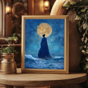 Peut inclure: Une impression encadrée d'une silhouette bleue d'une personne debout dans l'océan avec une grande lune dorée en arrière-plan.