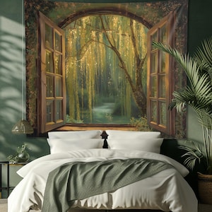 Op de afbeelding: Een wandtapijt met een open raam met uitzicht op een serene bosscène. Het raamkozijn is bruin en het uitzicht omvat een treurwilg, een beek en weelderig groen. Het wandtapijt hangt boven een bed met wit beddengoed en een groene deken.
