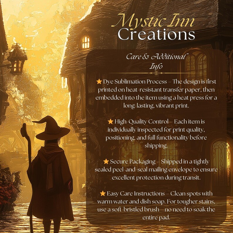 K&ouml;nnte beinhalten: Bild mit dem Text "Mystic Inn Creations" und Pflegehinweisen. Eine Person in einem Zaubererkost&uuml;m steht vor einer detaillierten, goldenen Fantasy-Stadt-Szene. Der Text beschreibt die Sublimation und sichere Verpackung.