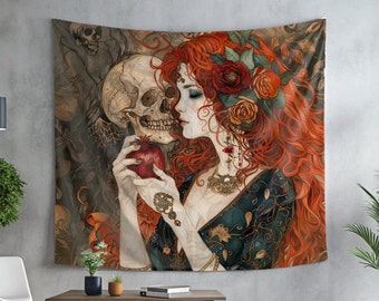 Puede incluir: Un tapiz que presenta a una mujer con cabello largo y rojo que lleva un vestido azul oscuro y dorado. Ella sostiene una granada roja y mira a una calavera con una corona de flores. El fondo es un patrón floral verde oscuro y marrón.