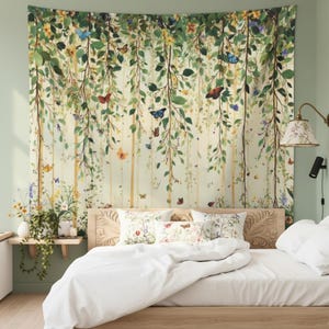 Hängande trädgårdsväv med fjärilar, botanisk vinranka, väggbonad, blommig, cottagecore, sovrumsinredning, pastell, naturkonst, nyckfull, boho estetik