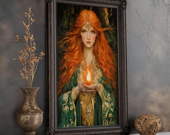 Puede incluir: Una pintura de una mujer con el pelo largo y rojo que fluye sosteniendo una pequeña llama en sus manos. Lleva un vestido verde y dorado con bordados intrincados. El fondo es un bosque oscuro.