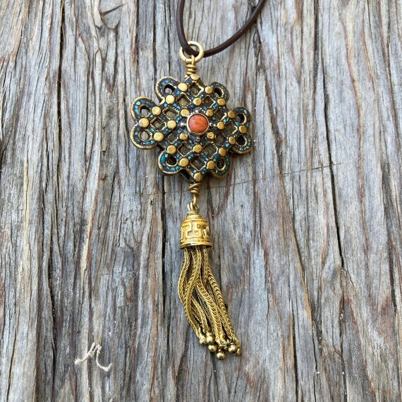 Choker in turchese naturale spesso: collana di perline vistose, gioiello boho con pietre preziose e medaglione dorato - Italia