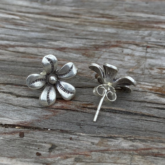 フラワーシルバーポストイヤリング - Etsy 日本