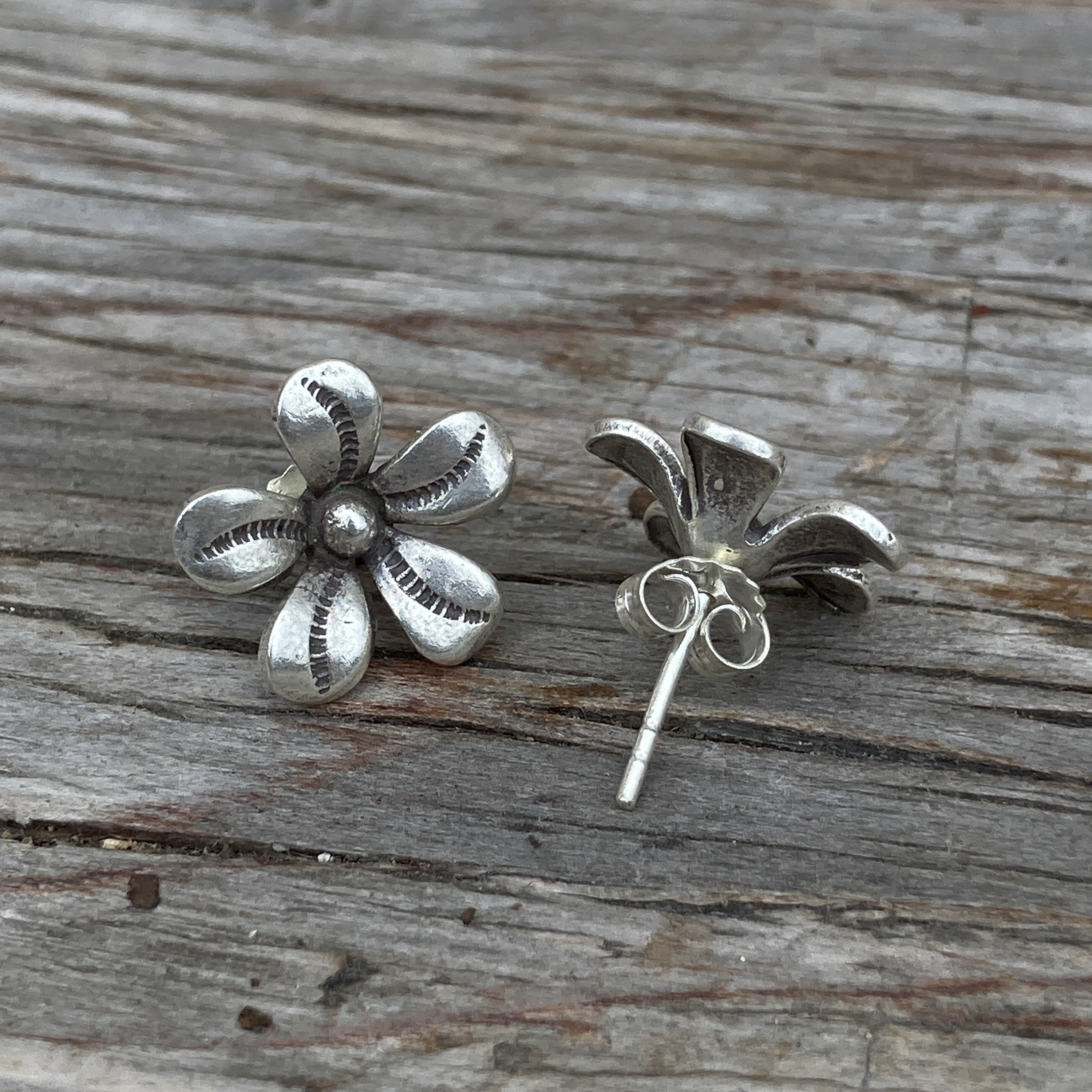 フラワーシルバーポストイヤリング - Etsy 日本